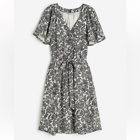 H&M Dresses & Skirts - H&M Women’s V-Neck Chiffon Knee Length Floral Cream and Black Short Sleeve Small